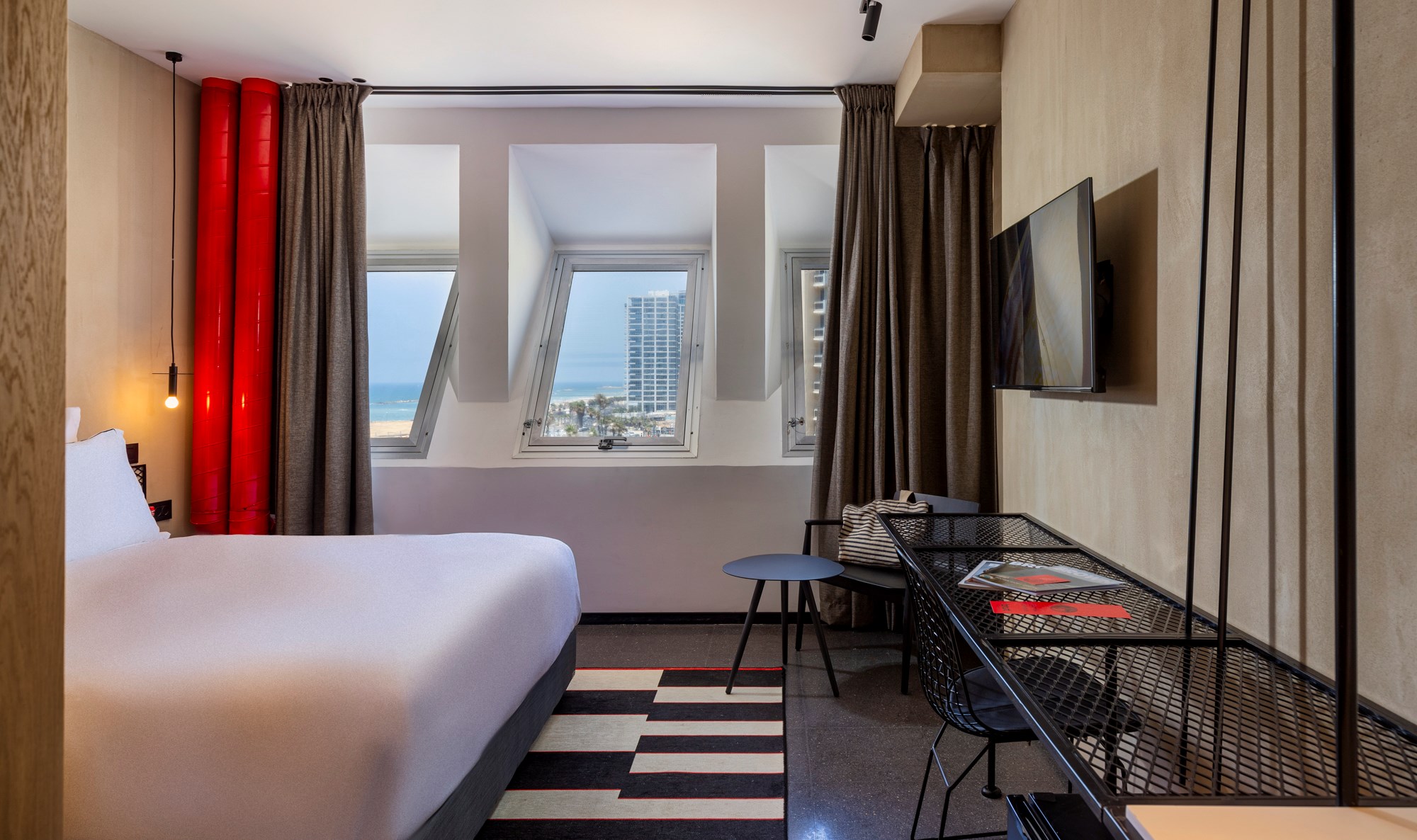 brown-brut-deluxe-room.-photo-max-kovalsky-1